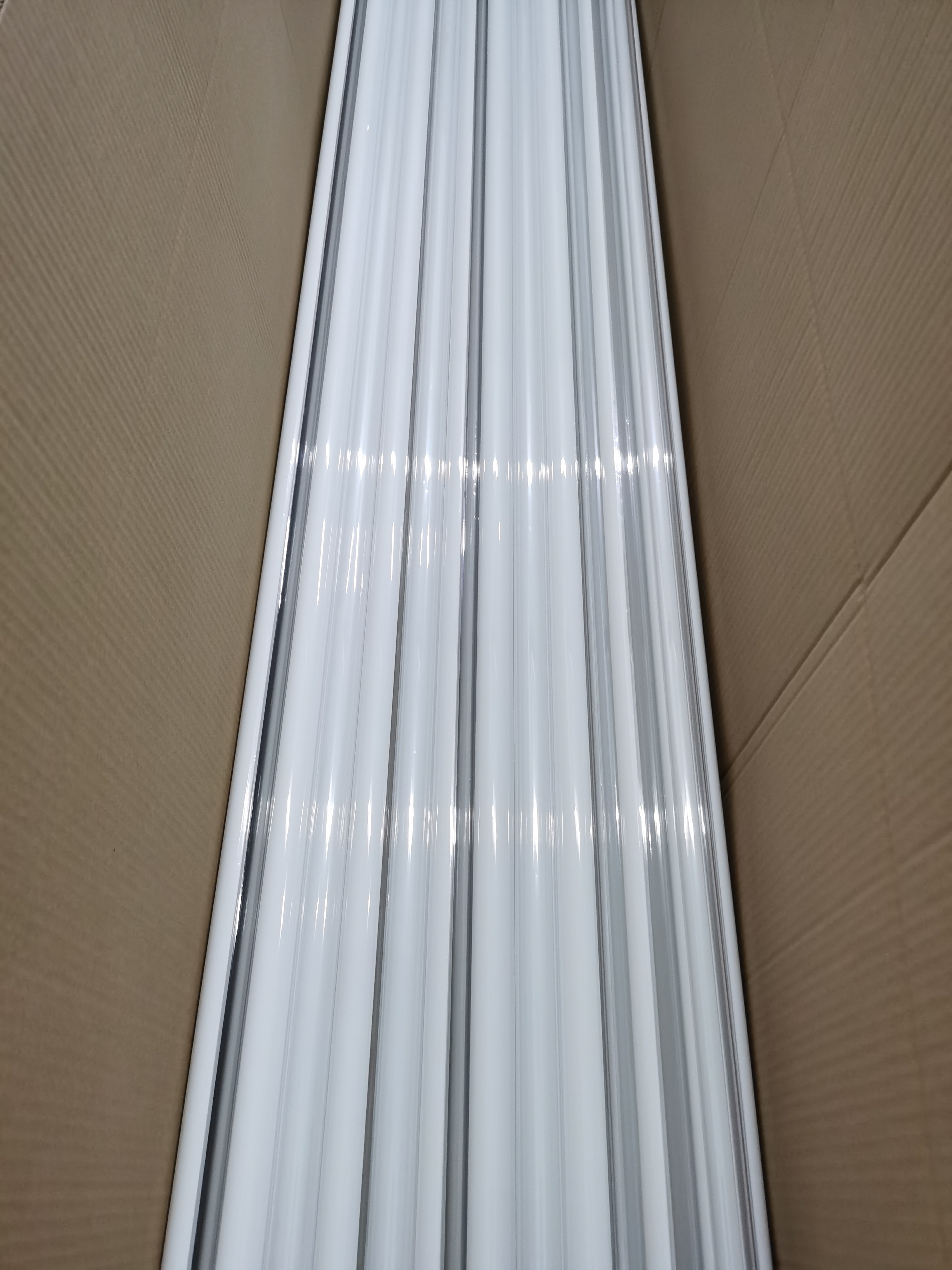 Shipment: DUXERIT Superficies Equestres Aluminium Profiles cum lucere tribus lateribus ad Uae, Saudi Arabia